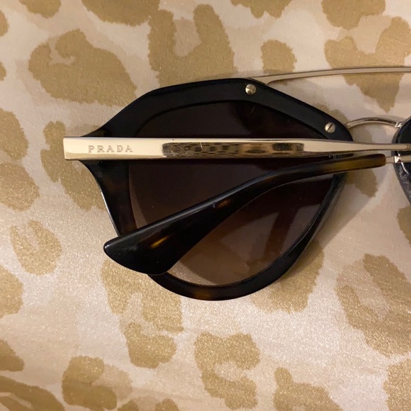 ⭕️SOLD⭕️ Prada sunglasses - Picture 4 of 5